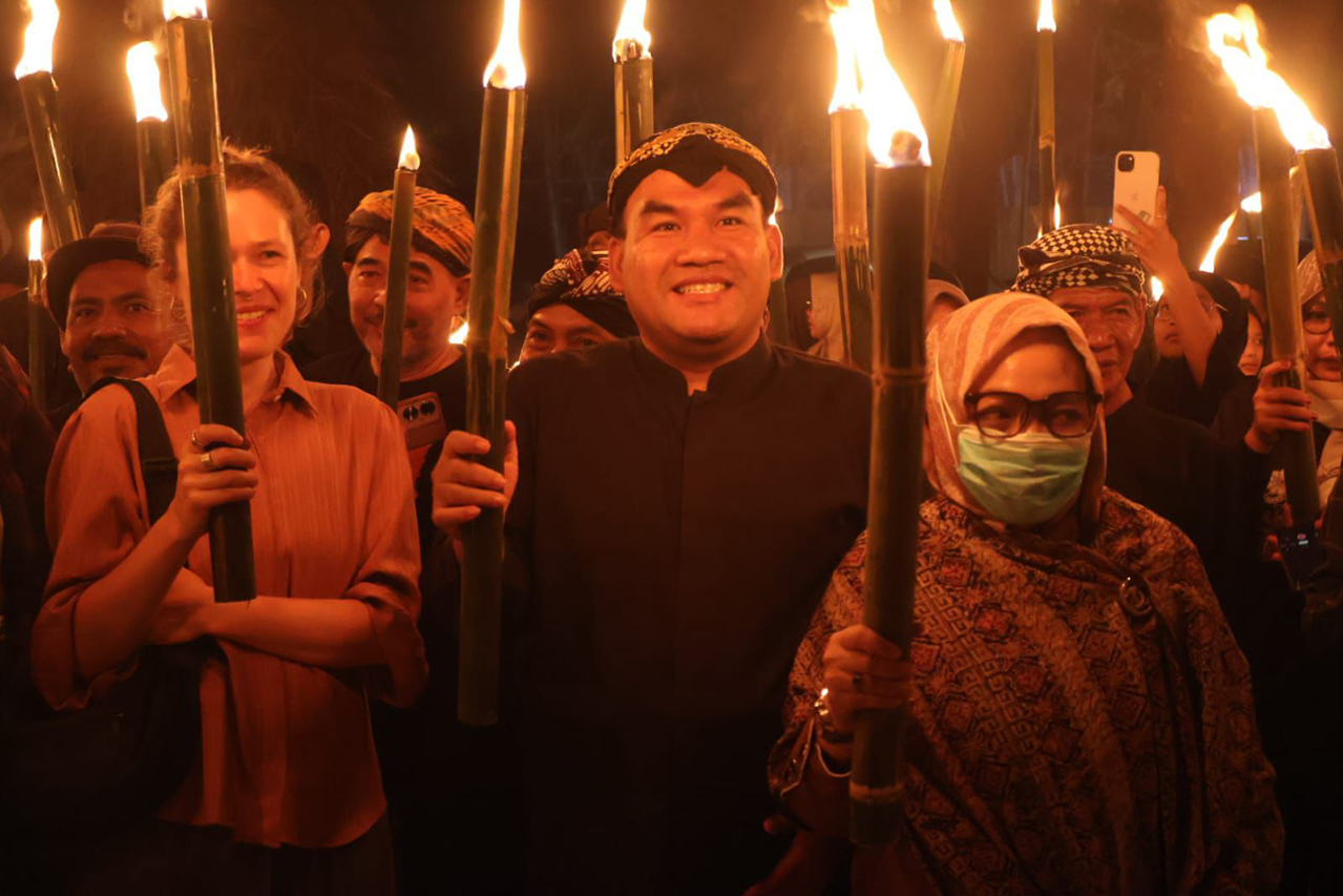 LESTARIKAN BUDAYA: Bupati Arief saat menghadiri acara peringatan 119 tahun perjuangan Mbah Samin Surosentiko di Pendopo Pengayoman Mbah Samin Surondiko.