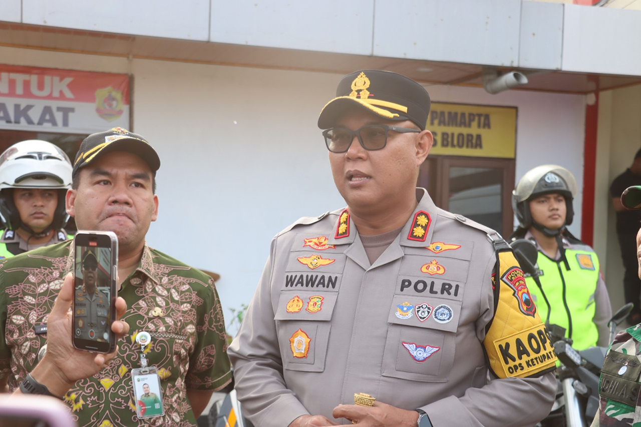 PENGAMANAN PENUH: Kapolres Blora bersama Bupati Arief saat meninjau kesiapan pengamanan arus mudik-balik Lebaran 2026.