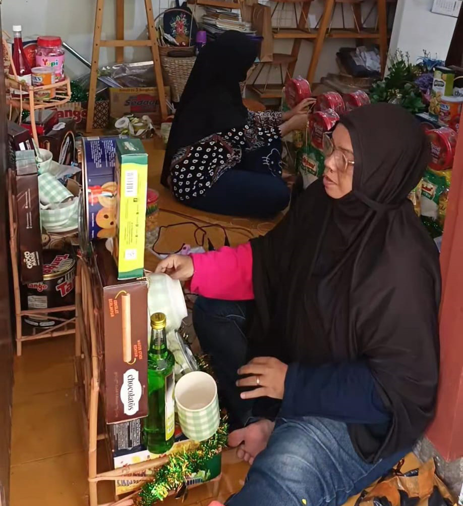 PESANAN: Pelaku usaha kewalahan penuhi order parsel menjelang Hari Raya Idul Fitri.