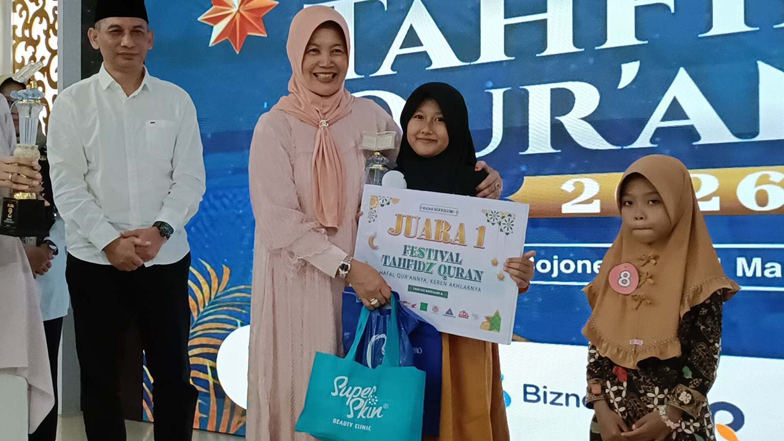 BERSAMA WABUP: Wahdah Nasyatul Arifah, Juara 1 Kategori A Festival Tahfidz 2026 menerima hadiah dari Wabup Nurul Azizah.
