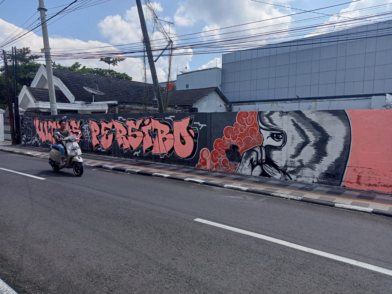 SAMPAIKAN PESAN: Mural Ultras Persibo di Jalan Dr Soertomo menarik perhatian pengguna jalan kemarin (17/3). Mural yang dibuat DTCN itu menjadi perayaan kecil momentum hari jadi ke 77 tahun Persibo.