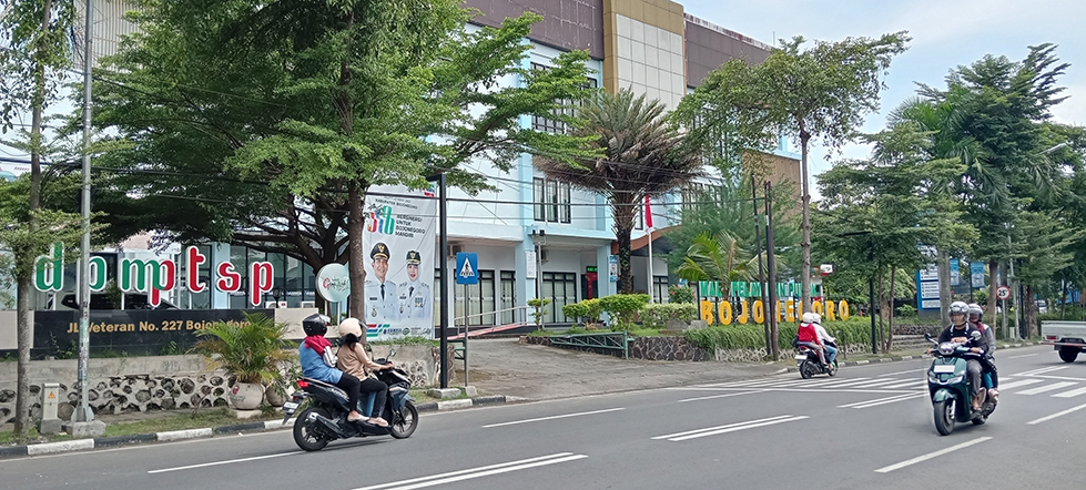 PELAYANAN PUBLIK: Kantor pelayanan pemkab tampak sepi, Disdukcapil Bojonegoro menemukan modus penipuan mengatasnamakan aktivasi  IKD. 