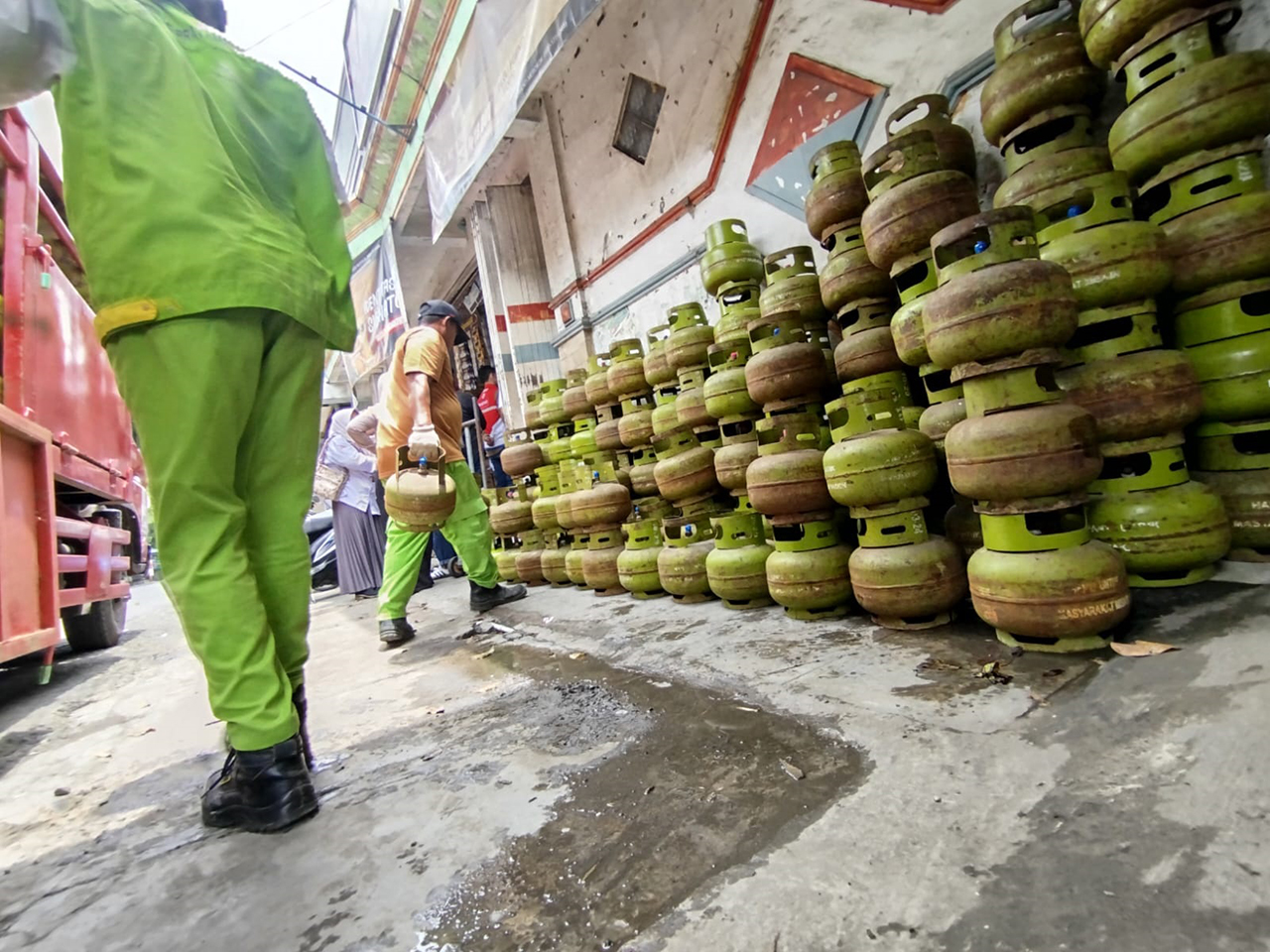 MELAMBUNG: Tingginya permintaan LPG melon membuat harganya melambung tinggi di tingkat pengecer. 