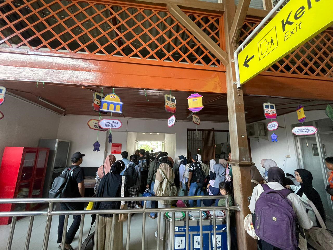 RAMAI: Stasiun Cepu dipadati penumpang saat masa mudik Lebaran. 