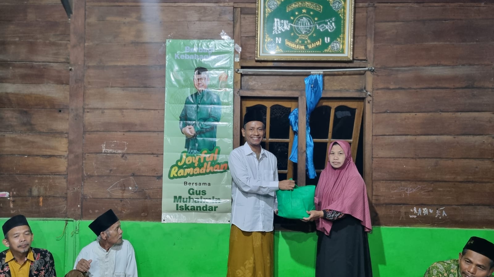 PEDULI: Anggota Fraksi PKB DPRD Bojonegoro Mustakim menyalurkan zakat dan sodaqoh dari Ketum DPP PKB Muhaimin Iskandar di Desa Kandangan Kecamatan Trucuk Selasa (17/3).