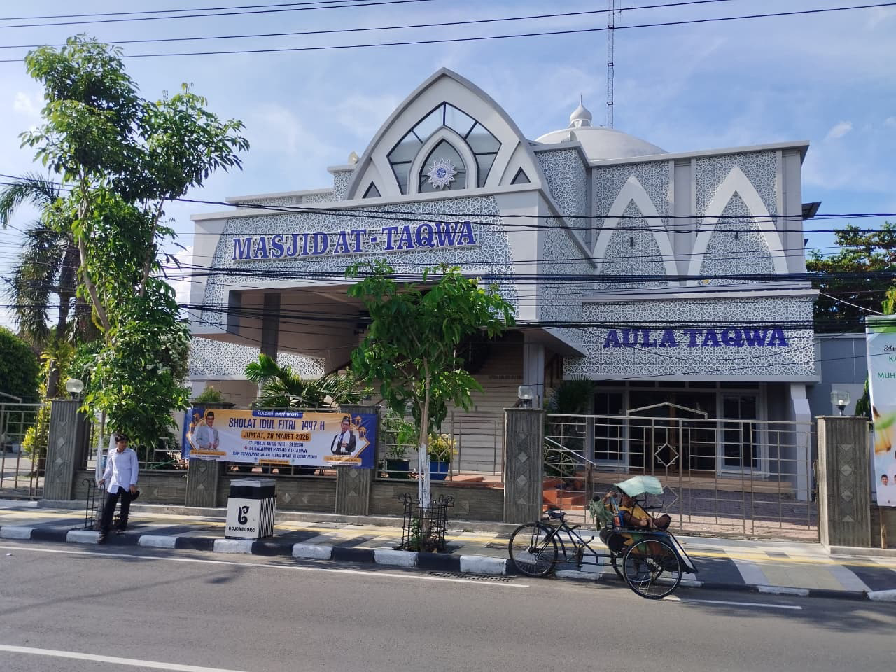 PERSIAPAN: Warga Muhammadiyah Bojonegoro akan menggelar Salat Idul Fitri Jumat (20/3) 87 titik, salah satunya Masjid At Taqwa di Jalan Teuku Umar, Bojonegoro.