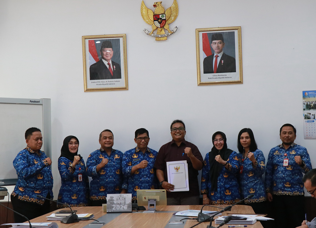TERIMA SK: M. Choriul Huda menerima SK sebagai Direktur Perum Pangan Mandiri Selasa (17/3). Berkomitmen meningkatkan nilai tukar petani.