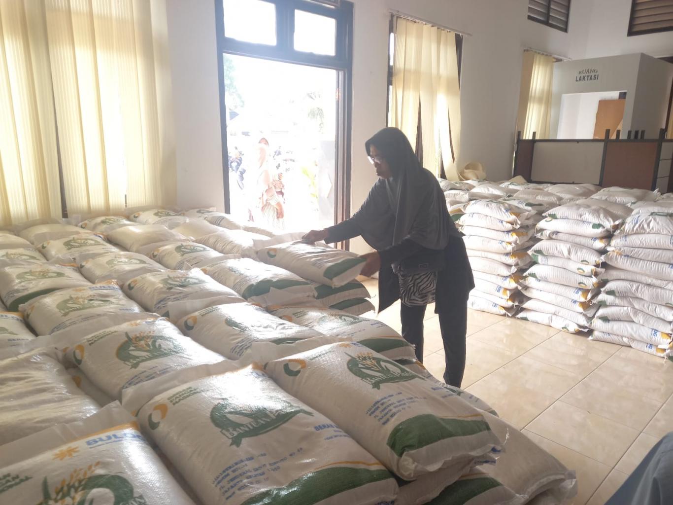 CADANGAN PANGAN: Beras disalurkan untuk cadangan pangan.