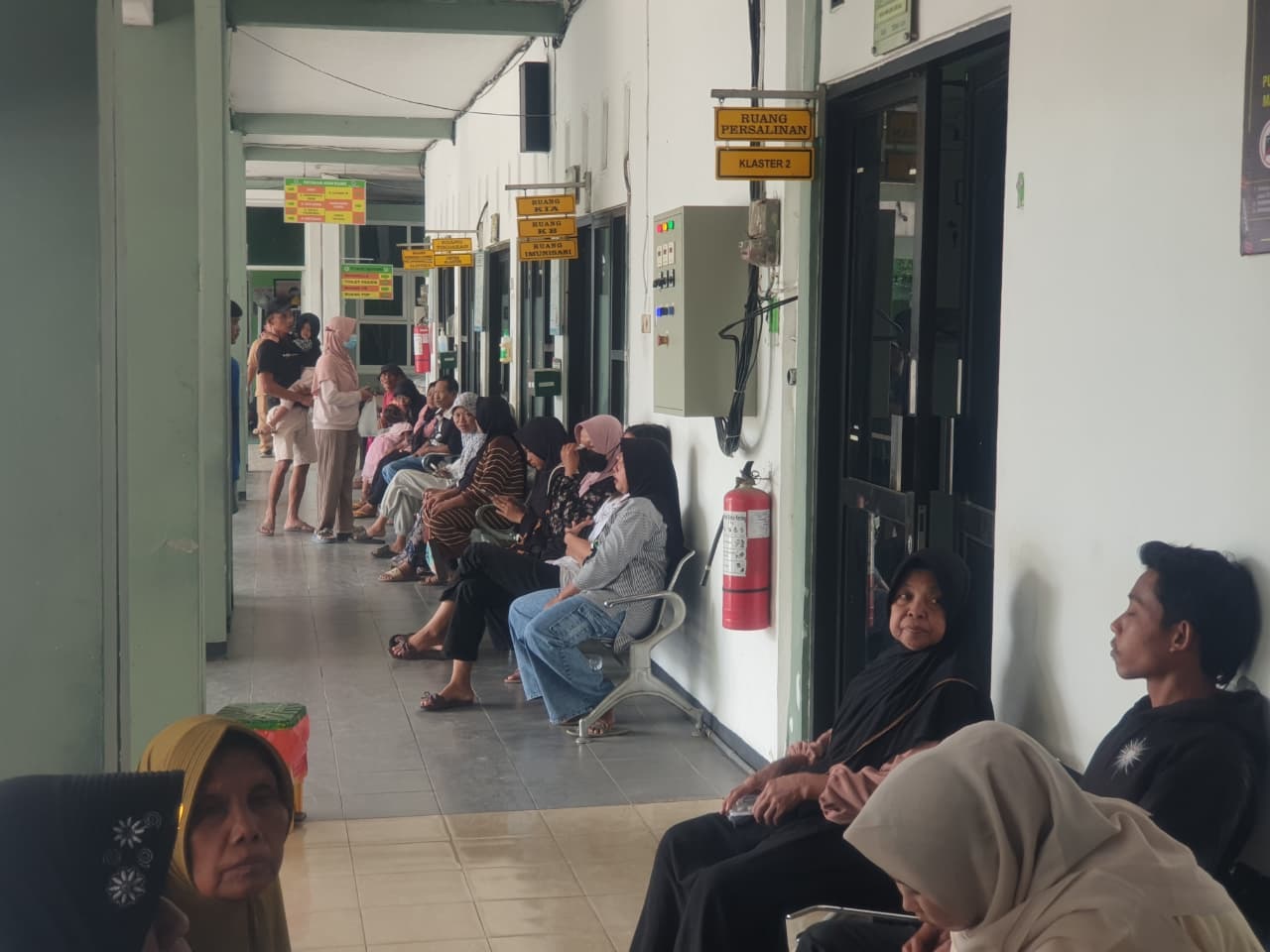 ANTRE: Pasien sedang antre pelayanan kesehatan, dinkes meminta warga waspada penularan campak pada bayi di momen lebaran.