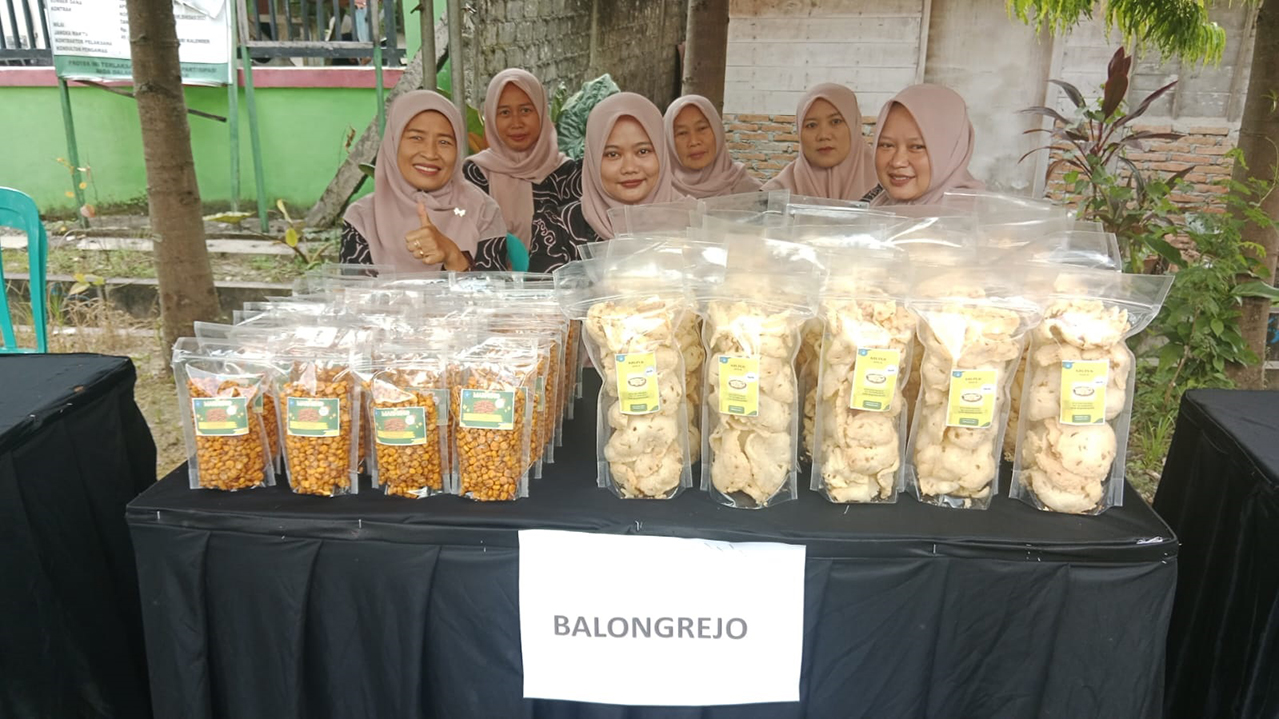 PRODUK LOKAL: Ibu-ibu rumah tangga di Kecamatan Sugihwaras memamerkan produknya, kecamatan ini diproyeksikan sebagai sentra UMKM.