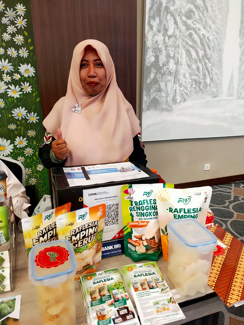 POTENSI LOKAL: Anna Nurhayati, perajin emping gerut DI Kecamatan Ngasem memamerkan produknya