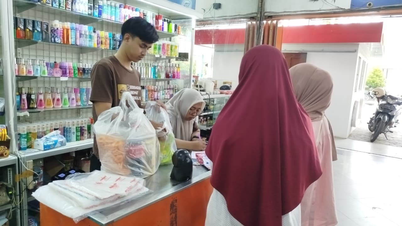 LAYANI PEMBELI: Karyawan salah satu toko ritel di Blora sedang melayani pembeli.   