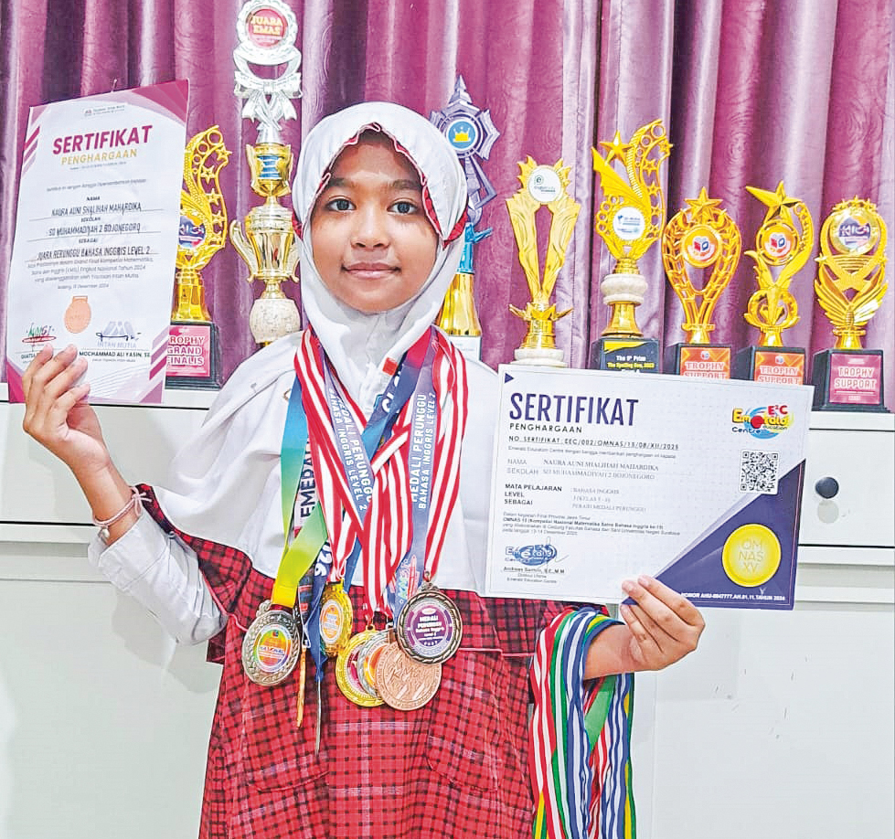LANGGANAN JUARA: Naura Auni Shalihah Mahardika menunjukkan piagam juara di berbagai olimpiade bahasa inggris.
