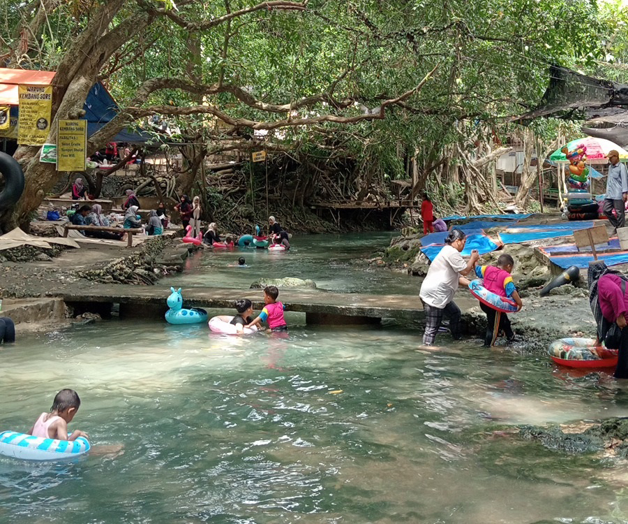 LIBURAN: Sumber mata air Gwogoland di Desa Ngunut, Kecamatan Dander ini menjadi pilihan lokasi mengisi liburan.