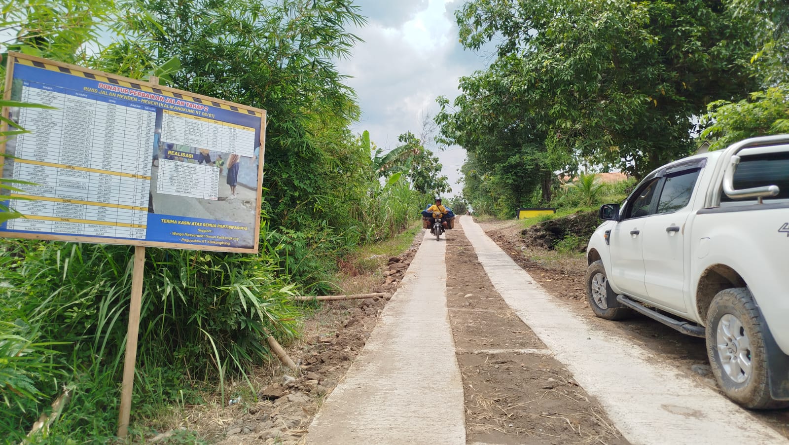 SWADAYA: Jalan swadaya masyarakat Desa Nglebak Kecamatan Kradenan. Pasang papan untuk transparansi donatur.
