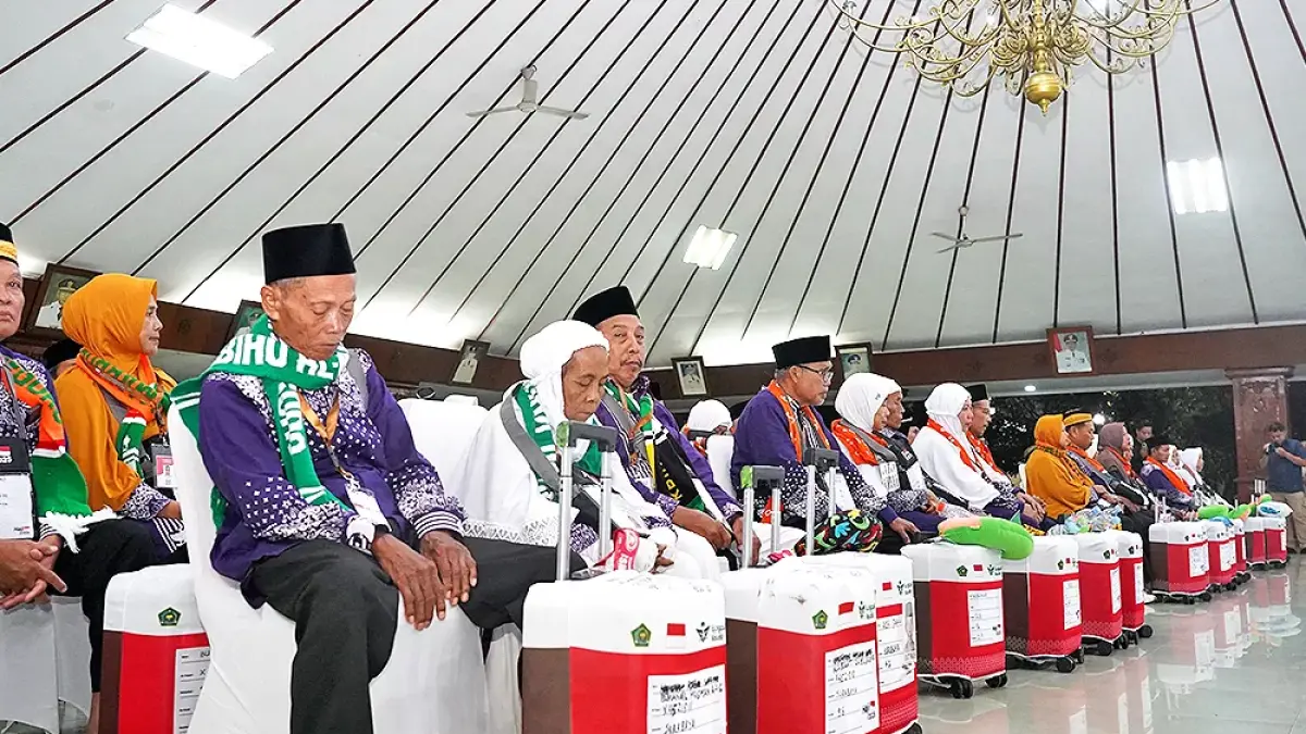 HAJI: Sebanyak 71 CJH Bojonegoro dari Pendapa Malowopati menuju Asrama Haji Surabaya pada Mei 2025 lalu. (ISTIMEWA/RADAR BOJONEGORO)
