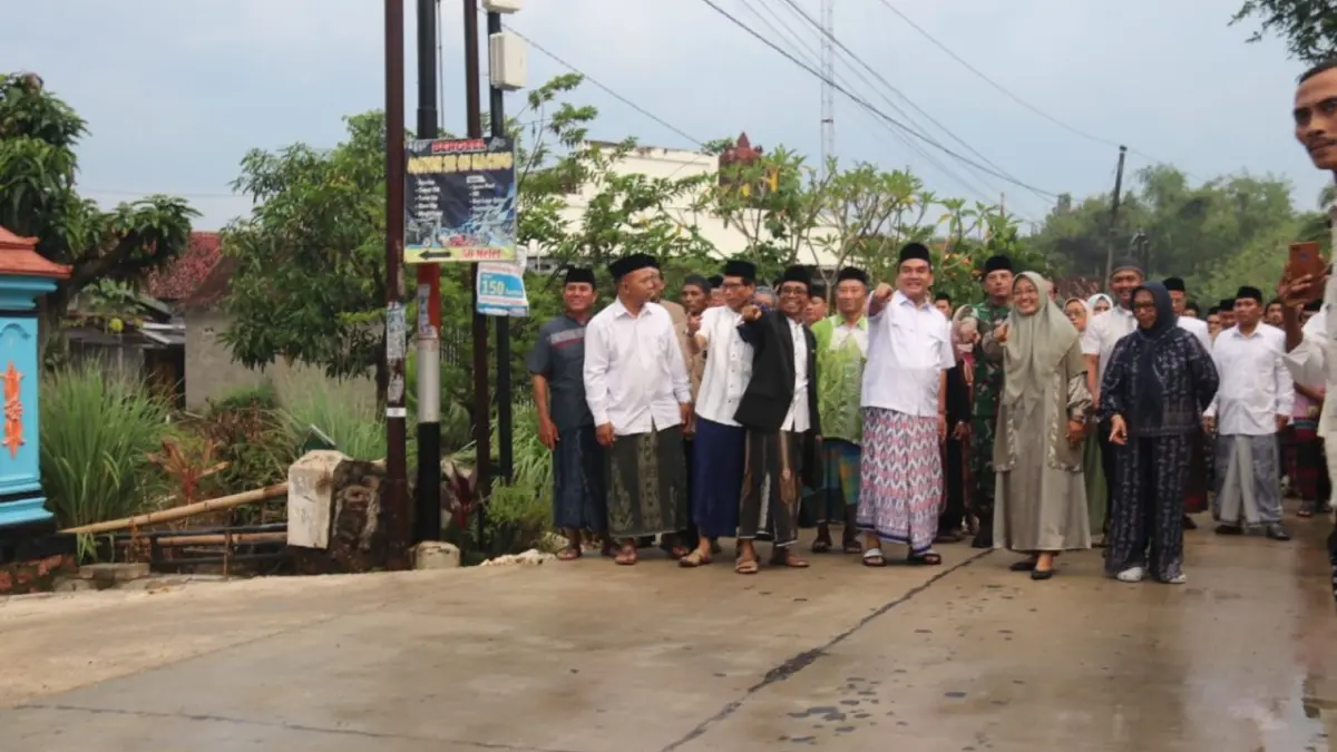 JALUR ALTERNATIF: Bupati saat meninjau jalan ruas Brabowan–Giyanti di Kecamatan Sambong. (ISTIMEWA/RADAR BOJONEGORO)