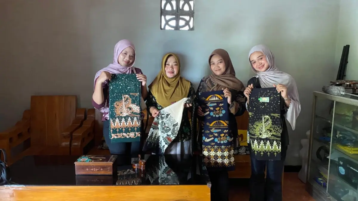 MENGGERAKKAN EKONOMI: Partini, Perajin Batik di Desa Jono, Kecamatan Temayang menggerakkan ekonomi ibu rumah tangga. (HAKAM ALGHIFARI/RADAR BOJONEGORO)