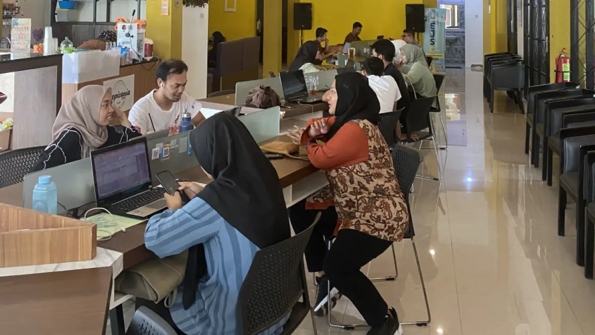 PEKERJA LEPAS: Titik kumpul para pekerja lepas atau freelancer di EJSC Bakorwil Bojonegoro. (DOKUMEN RADAR BOJONEGORO)