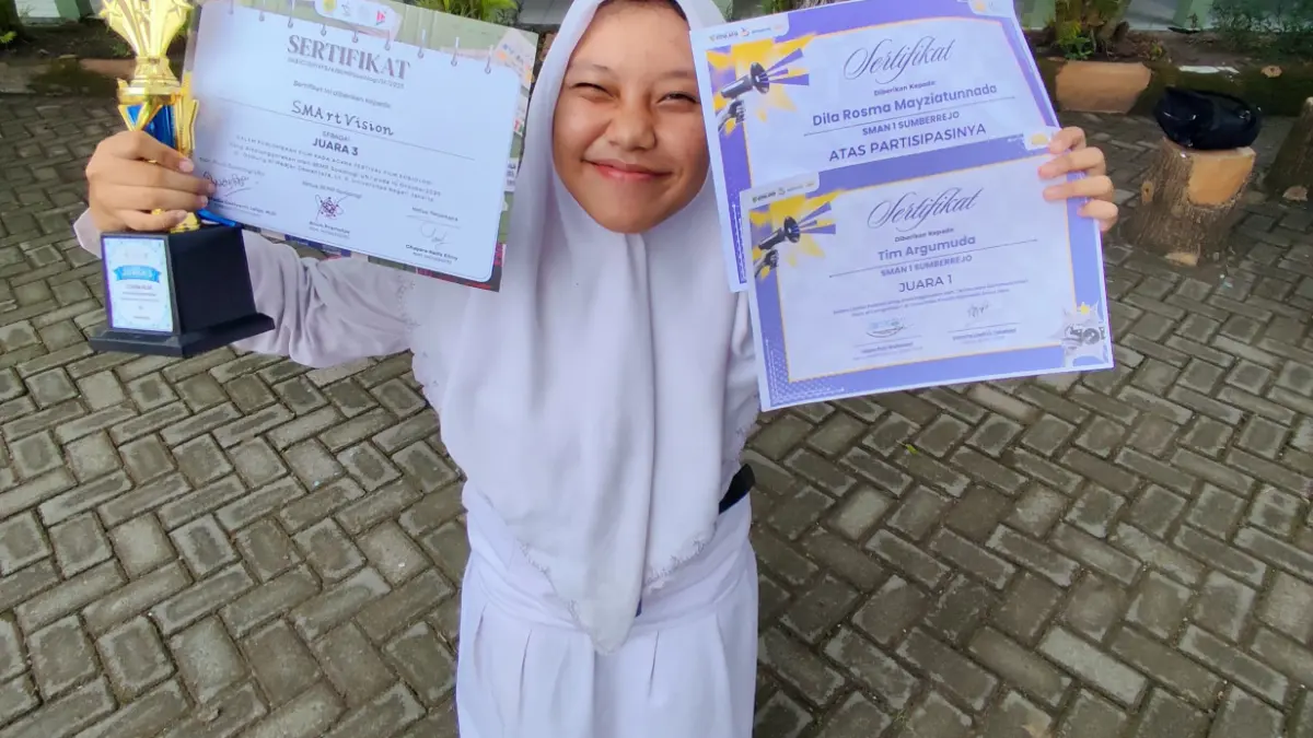 PRESTASI: Dila telah menyabet ragam juara kompetisi nasional bidang akademik maupun non akademik. (ISTIMEWA/RADAR BOJONEGORO)