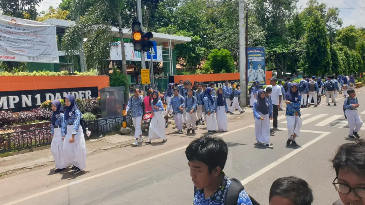 PULANG SEKOLAH: Siswa sedang pulang sekolah, berharap angkutan pelajar  gratis dikembangkan untuk sekolah pinggiran. (HAKAM ALGHIFARI/RADAR BOJONEGORO)