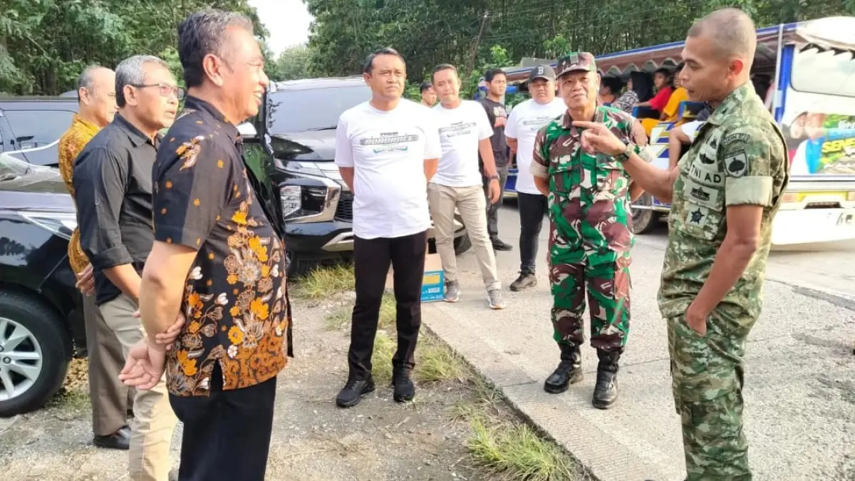 TINJAU LANGSUNG: Pihak PT Agrinas Pangan Nusantara saat tinjau salah satu lokasi yang ada di Kecamatan Kunduran bulan lalu. (ISTIMEWA/RADAR BOJONEGORO)