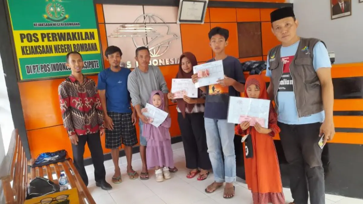 ATENSI YAPI: Penyaluran bansos atensi Yapi (yatim piatu) di Kantor Pos Indonesia.