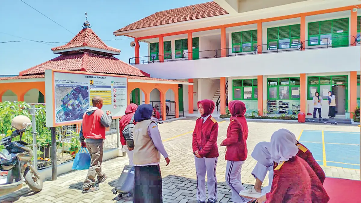 KEMBALI KE RUTINITAS: Pasca libur panjang 20 hari, para siswa SRMA 18 Blora mulai kembali ke asrama. (ACHMAD SYAEROYZI/RDR.BJN )