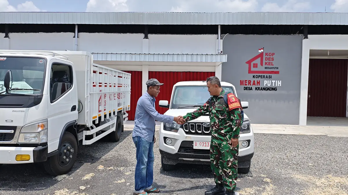 PROYEK PUSAT: Pengurus KDKMP menerima Truk Mitsubishi Canter FE 74 HDS dan pickup 4x4 Scorpio dari PT Agrinas Pangan Nusantarakemarin (30/3). (YANA DWI KURNIYA WTAI/RADAR BOJONEGORO)
