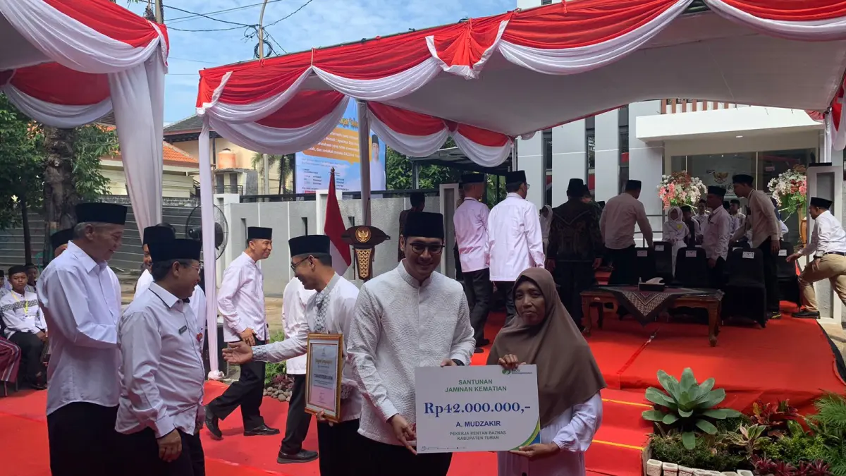 SANTUNAN KEMATIAN: BPJS Ketenagakerjaan Tuban menyerahkan santunan kematian senilai Rp 42 juta kepada ahli waris.