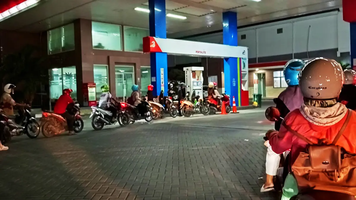 ANTRE: Antrean panjang di salah satu SPBU Bojonegoro dampak tersebarnya informasi di medsos rencana kenaikan harga BBM yang belum terkonfirmasi. (YANA DWI KURNIYA WATI/RADAR BOJONEGORO)