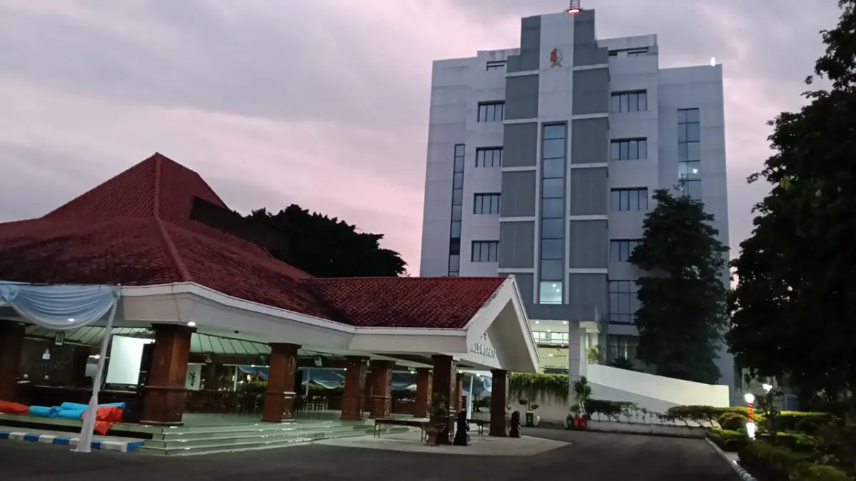 PUSAT PEMERINTAHAN: Gedung Pemkab Bojonegoro sebagai kantor pusat kebijakan pemerintahan setempat, selama tiga bulan serapan APBD sekitar 11 persen. (YANA DWI KURNIYA WATI/RADAR BOJONEGORO)