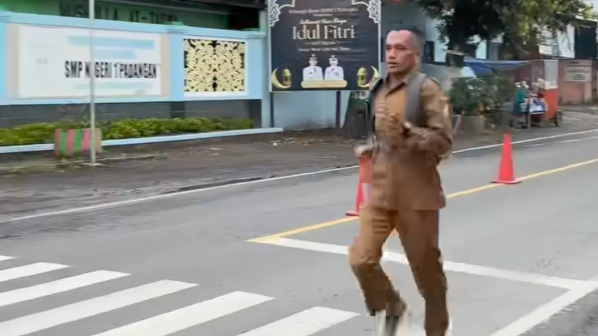 BERANGKAT KERJA: Ahmad Zaki Febriansyah guru ASN di SMPN 1 Kasiman ini memilih lari sekitar 4 km. (ISTIMEWA/RADAR BOJONEGORO)