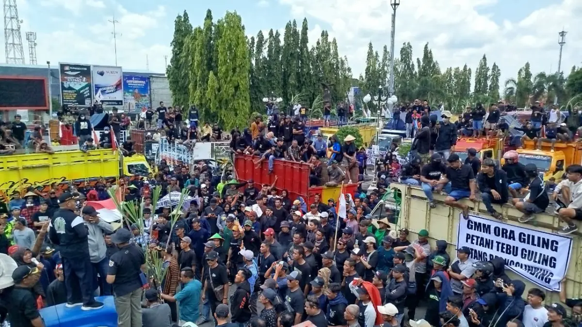 DEMO: Petani tebu Blora memadati alun-alun menggelar aksi damai menuntut kejelasan operasional PT GMM.