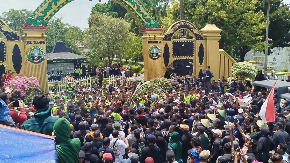 DEMONSTRASI: Ribuan massa ingin memaksa masuk ke pendopo Bupati ingin temui Bupati atau DPRD.