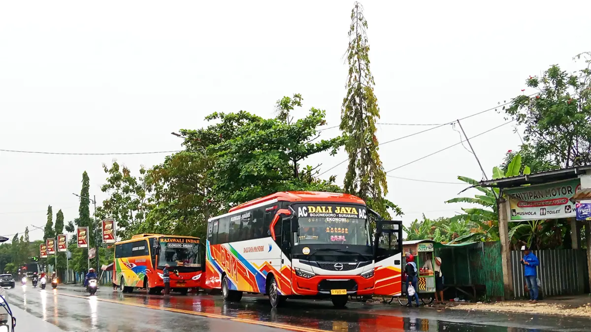 PARKIR DI LUAR TERMINAL: Bus jurusan Bojonegoro-Surabaya parkir di luar terminal Rajekwesi, rencananya bus Damri bakal buka jalur Magetan-Bojonegoro. (YANA DWI KURNIYA WATI/RADAR BOJONEGORO)