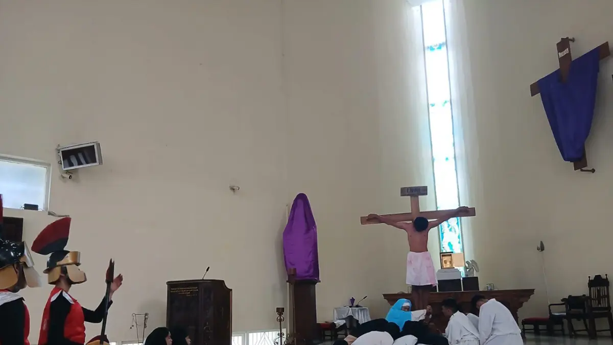 PENGHAYATAN: Anak-anak yang merupakan jemaat Gereja Katolik Paroki Santo Pius X Blora menjalani prosesi visualisasi jalan salib, Kamis (2/4). (RAHUL OSCARRA DUTA/RADAR BOJONEGORO)