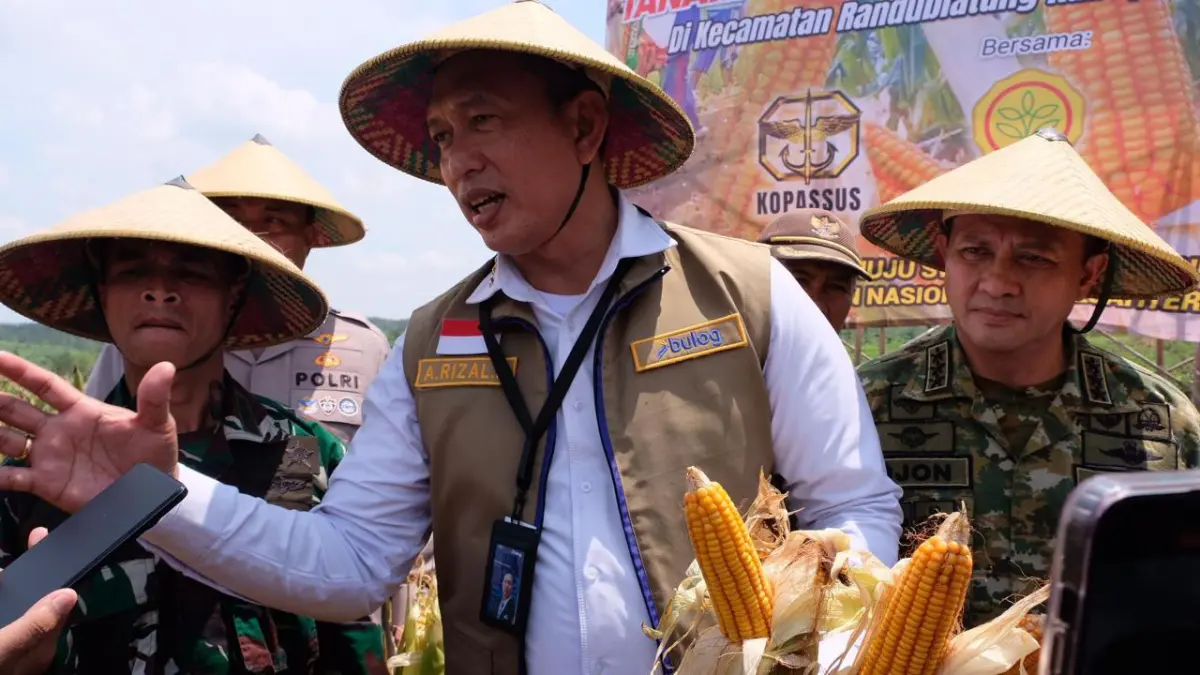 BERI SOLUSI: Direktur Utama (Dirut) Bulog Ahmad Rizal Ramadhani saat melakukan kunjungan kerja ke Blora. (ACHMAD SYAEROYZI/RADAR BOJONEGORO)