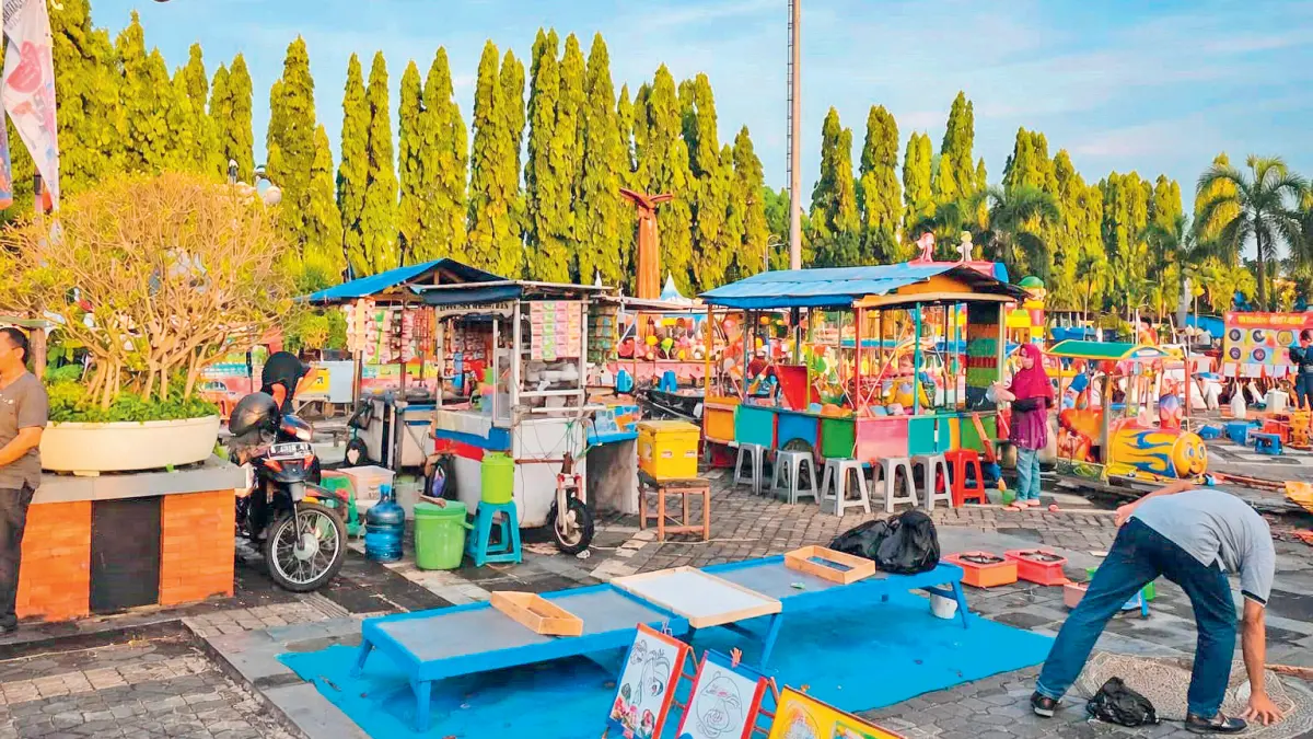 BERJUALAN : PKL di Alun-Alun Blora masih berjualan. Mereka masih belum mendapatkan lokasi relokasi yang sesuai. (ACHMAD SYAEROYZI/RADAR BOJONEGORO)