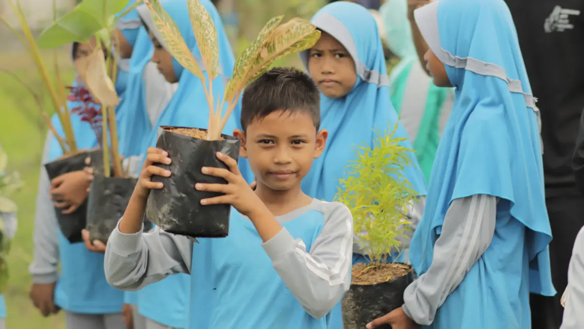 JAGA LINGKUNGAN: Komunitas Sanggarjati mengajak anak-anak SD/MI Desa Mlideg, Kecamatan Kedungadem untuk tanam pohon. (ISTIMEWA/RADAR BOJONEGORO)