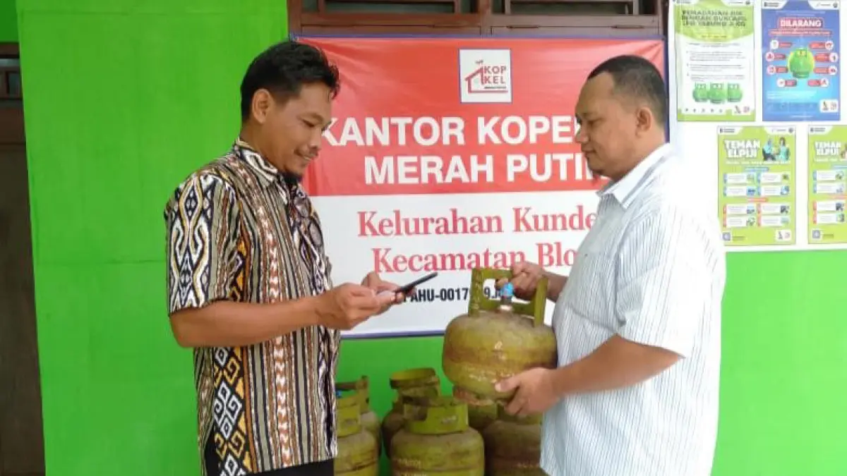 PELAYANAN : Koperas Merah Putih di Kelurahan Kunden mulai beroperasi dengan menjual berbagai kebutuhan. (RAHUL OSCARRA DUTA/RADAR BOJONEGORO)