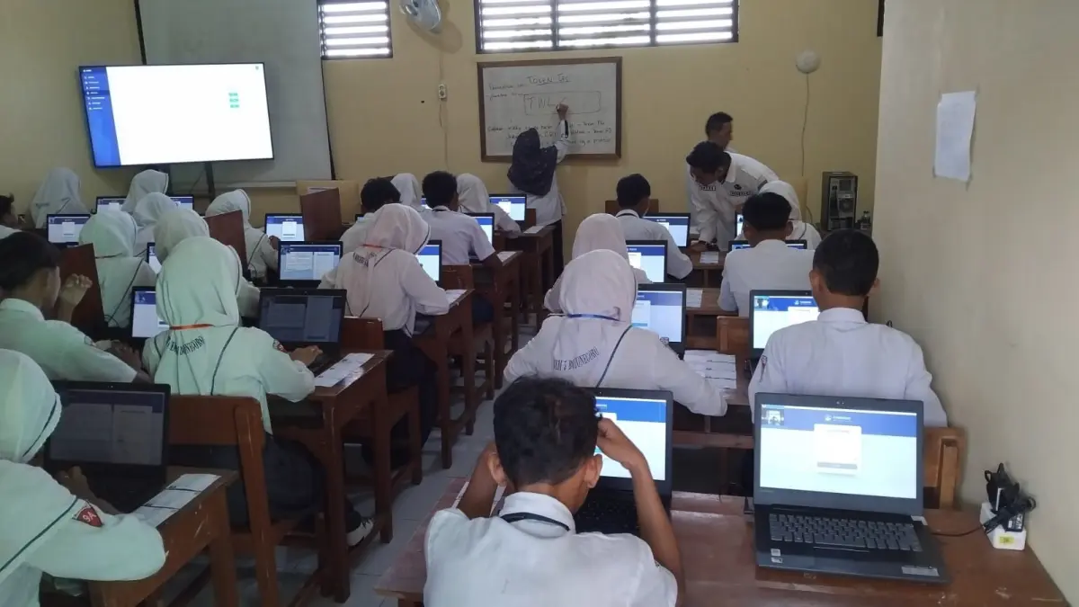 HARI PERTAMA: Siswa jenjang SMP/MTs menjalani TKA jenjang di hari perdana gelombang pertama berlangsung kemarin (6/4).