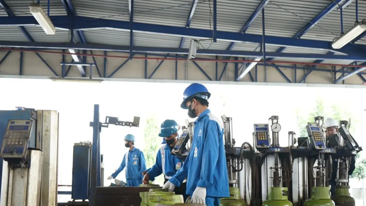 ISI ULANG: Proses pengisian ulang tabung elpiji 3 kg, saat musim lebaran langganan kelangkaan. Pertamina telah menutup empat pangkalan nakal di Bojonegoro.
