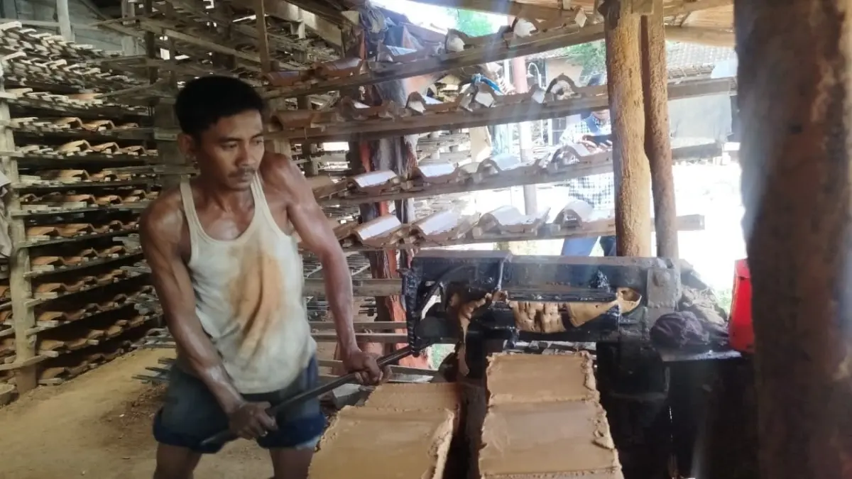 MENINGKAT: Permintaan genteng di salah satu bisnis produksi genteng di Desa Balong, Kecamatan Jepon mengalami peningkatan.