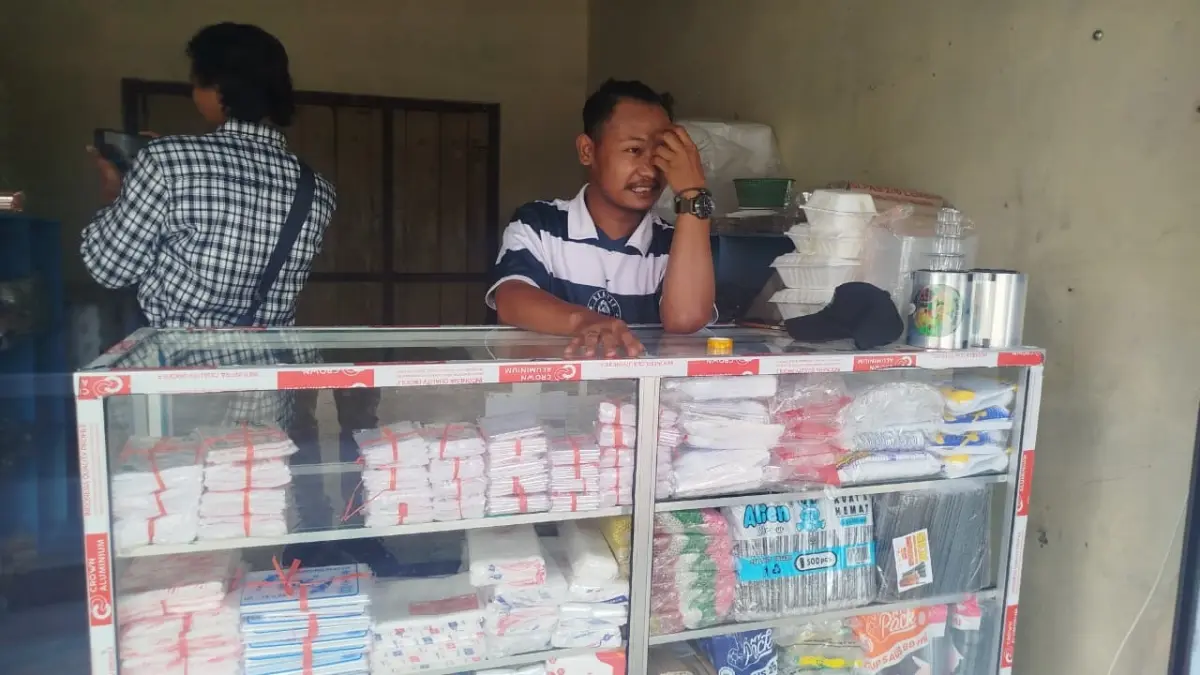 TERPENGARUH: Penjual plastik di Pasar Nglambang, Desa Puledagel, Kecamatan Jepon merasakan dampak kenaikan harga yang berpengaruh pada jumlah konsumen.