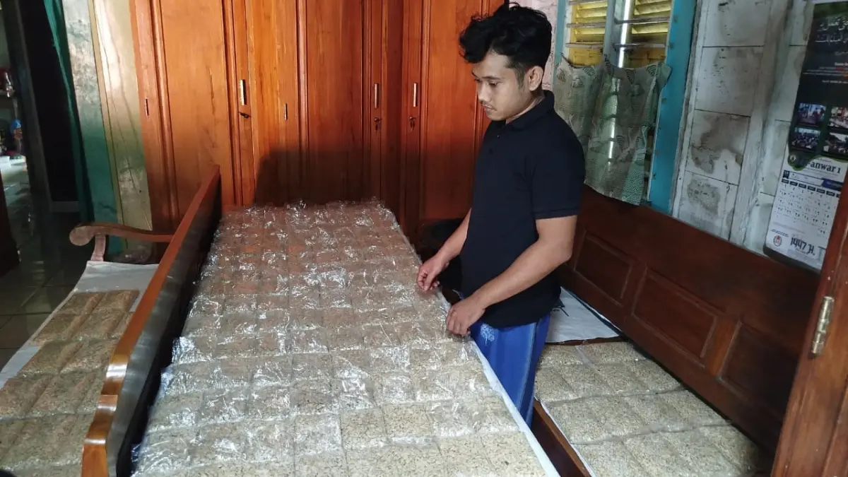 BAHAN BAKU AMAN: Salah satu produsen di Desa Patalan, Kecamatan/ Kabupaten Blora saat menata tempe yang hendak dipasarkan.  (ACHMAD SYAEROYZI/RDR.BJN)