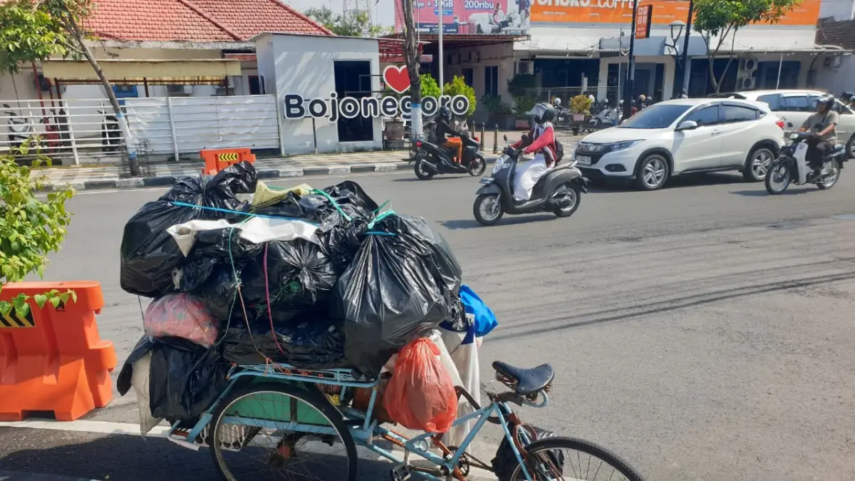 SAMPAH PLASTIK: Sampah plastik menyumbang sekitar 18,67 persen dari total timbulan sampah di Kabupaten Bojonegoro. Kenaikan harga menjadi momentum beralih kemasan ramah lingkungan. (HAKAM ALGIFARI/RADAR BOJONEGORO)