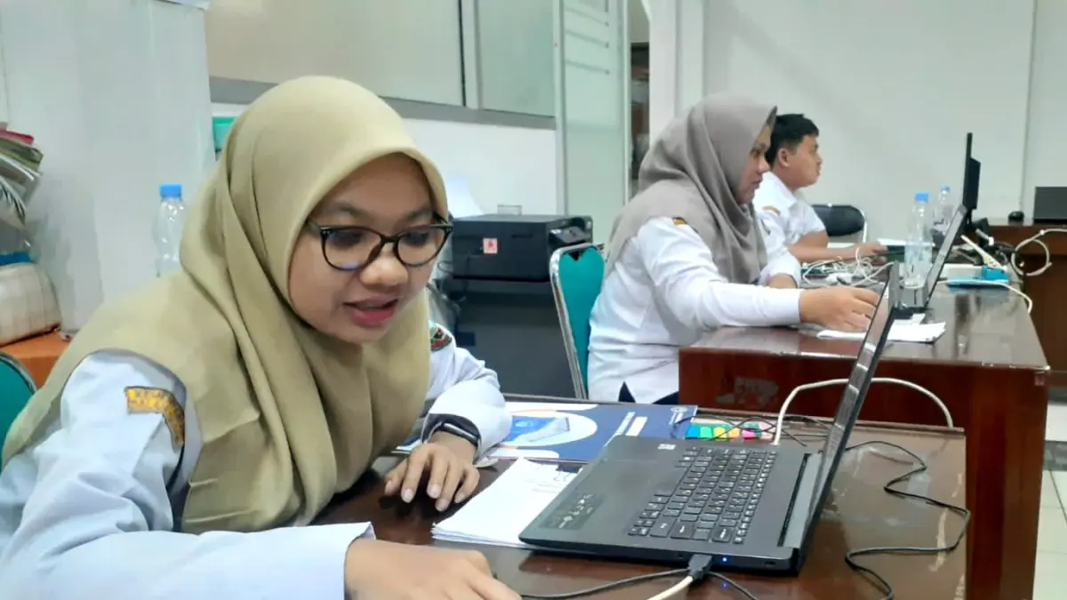 DUKUNG KINERJA: ASN di lingkungan Pemkab Blora sedang menggunakan jaringan internet untuk bekerja.  (RAHUL OSCARRA DUTA/RDR.BJN)