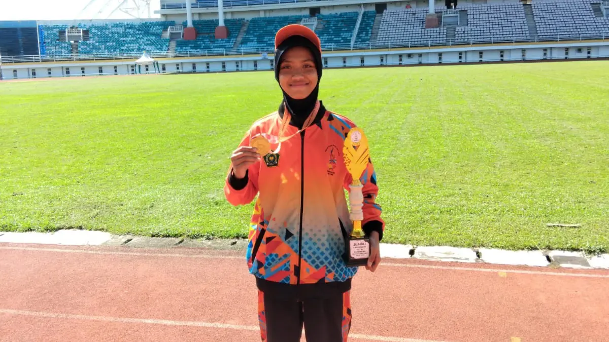 HARUMKAN BOJONEGORO: Atlet lari Agry Marellyani berhasil meraih prestasi mulai tingkat kabupaten, provinsi hingga nasional. (ISTIMEWA/RADAR BOJONEGORO)