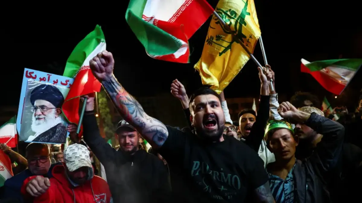 Masyarakat Iran merayakan kesepakatan gencatan senjata dengan Amerika Serikat. Momen tersebut bertepatan jelang haul 40 hari meninggalnya pemimpin utama Iran sebelumnya, Ali Khamenei. (Dok. Reuters)